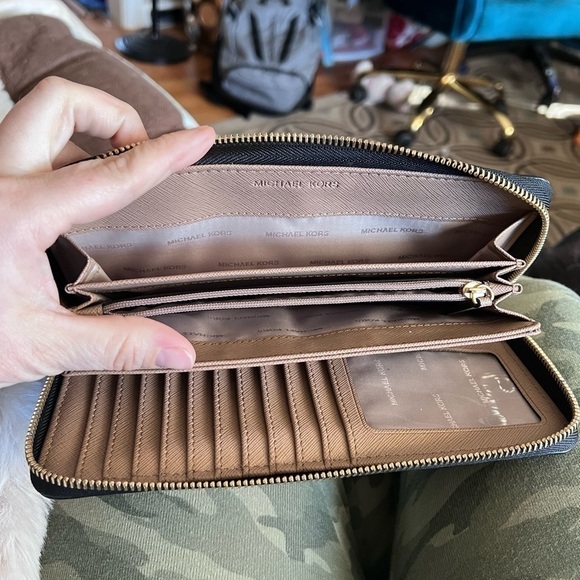 𝅺AUTHENTIC Michael Kors Black Leather Continental Wallet Wristlet - Picture 12 of 15